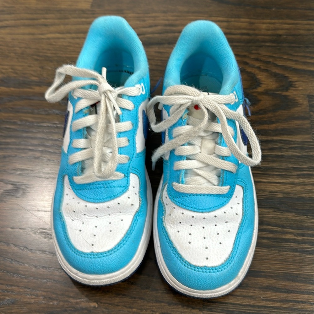 Nike Air Force 1 kids sneakers. Size 1 y. Used but good condition.